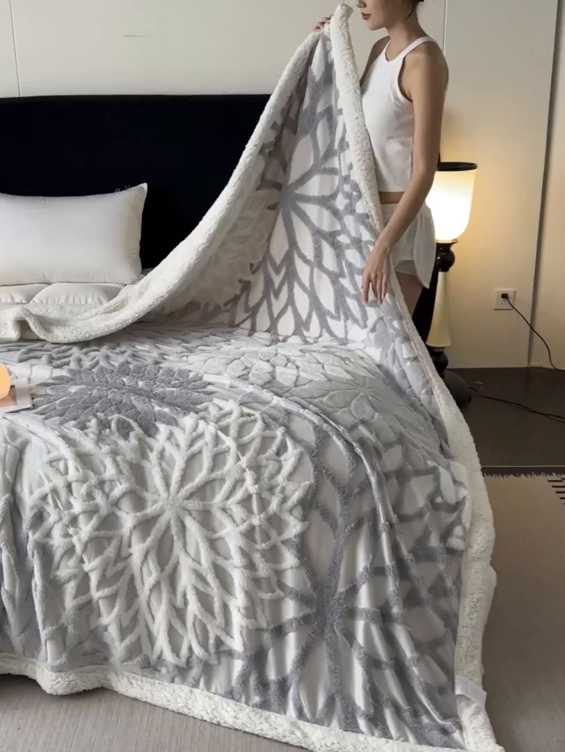 91家纺网 家纺一手货源 找家纺 丹本家纺 2025新款阳离子提花镂空色织多功能盖毯塔芙绒羊羔绒毛毯毯子 绽放-浅灰