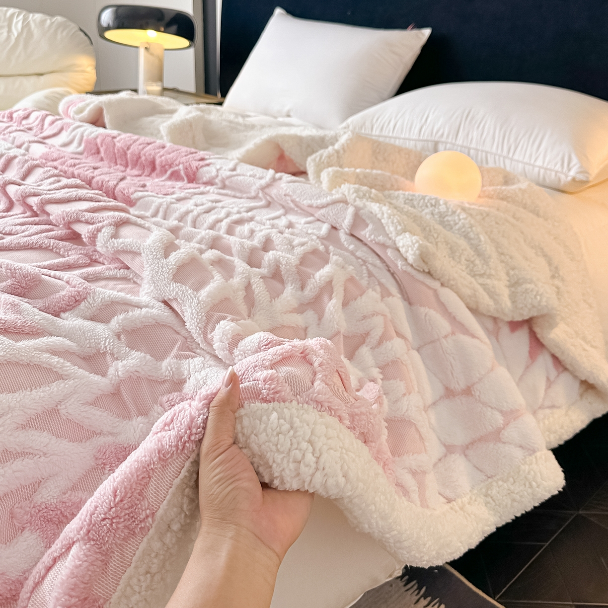 91家纺网 家纺一手货源 找家纺 （总）丹本家纺 2025新款阳离子提花镂空色织多功能盖毯塔芙绒羊羔绒毛毯毯子