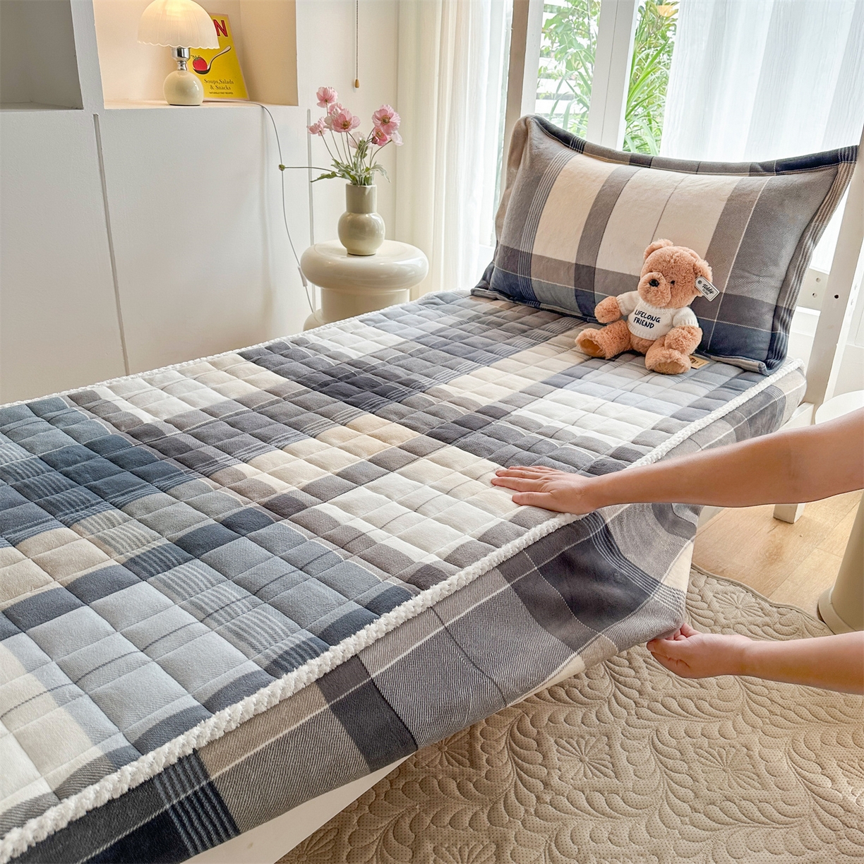 91家纺网 家纺一手货源 找家纺 凌云家纺 2025新款230克全消光牛奶绒夹棉床笠学生宿舍单件 布莱格-加厚绒