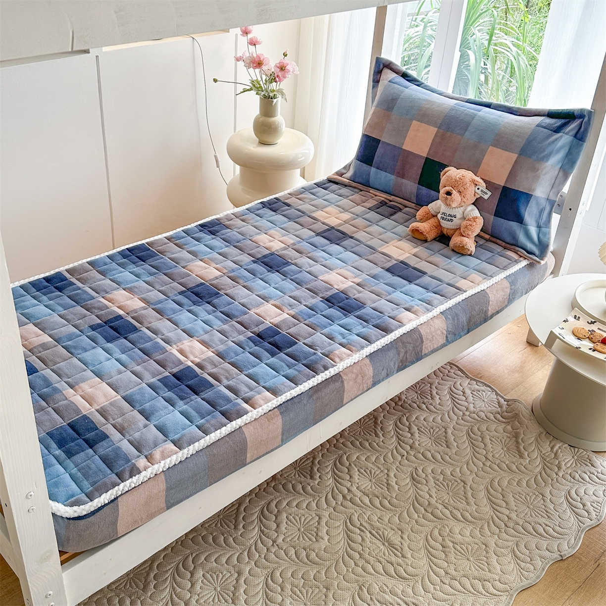 91家纺网 家纺一手货源 找家纺 凌云家纺 2025新款230克全消光牛奶绒夹棉床笠学生宿舍单件 灰蓝小格-加厚绒