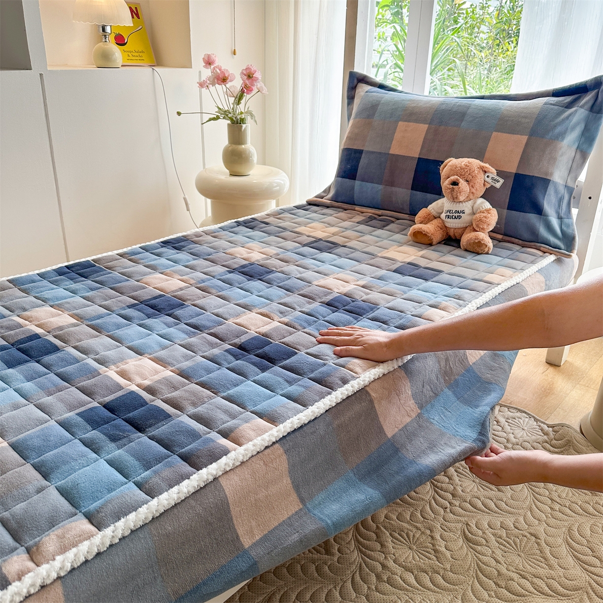 91家纺网 家纺一手货源 找家纺 凌云家纺 2025新款230克全消光牛奶绒夹棉床笠学生宿舍单件 灰蓝小格-加厚绒