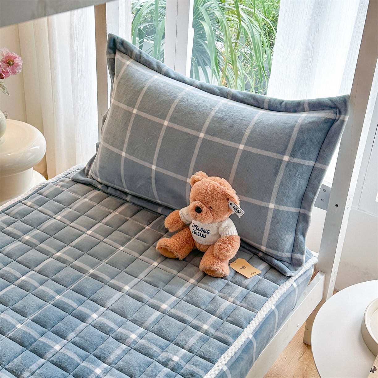 91家纺网 家纺一手货源 找家纺 凌云家纺 2025新款230克全消光牛奶绒夹棉床笠学生宿舍单件 蓝小格-加厚绒