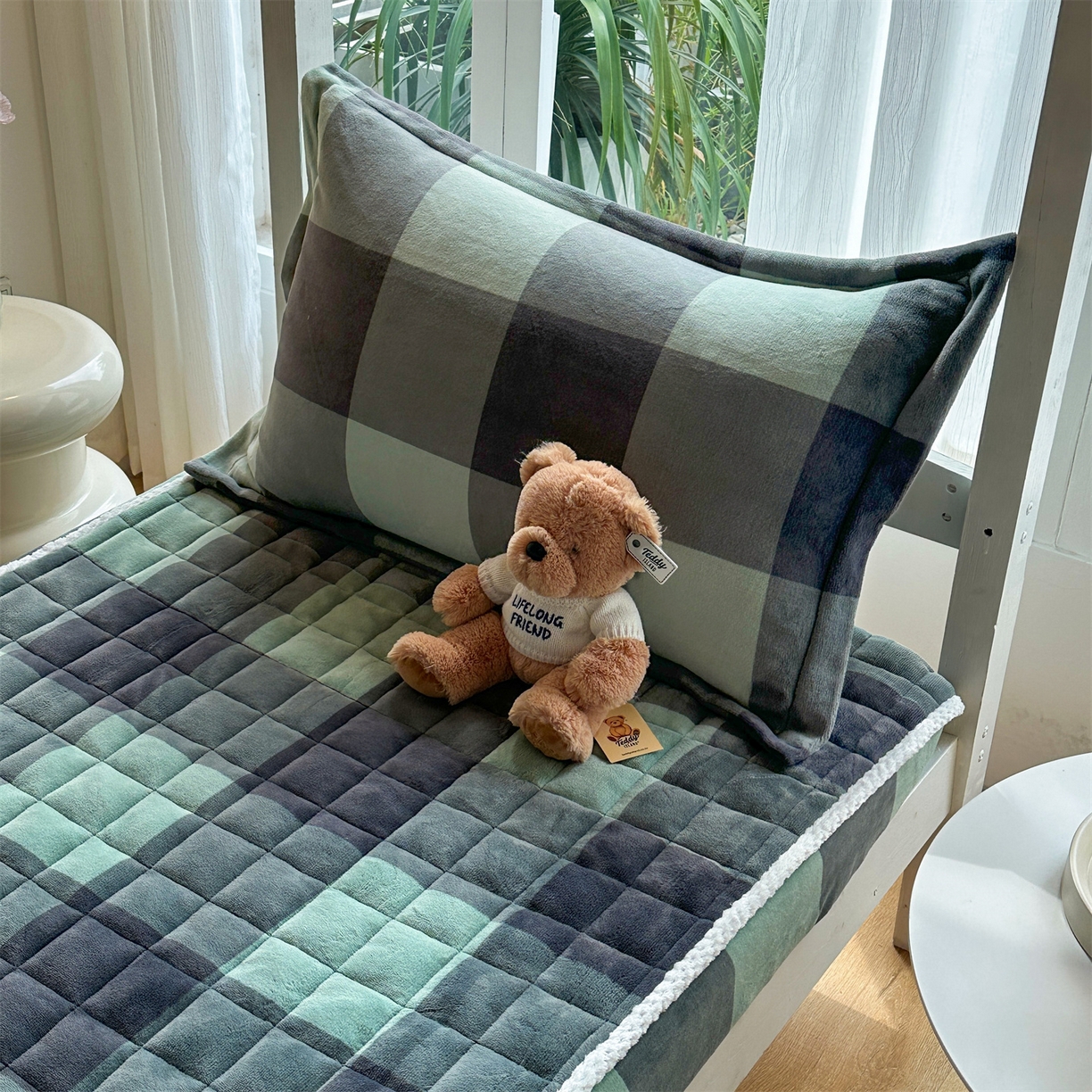 91家纺网 家纺一手货源 找家纺 凌云家纺 2025新款230克全消光牛奶绒夹棉床笠学生宿舍单件 绿大格-加厚绒