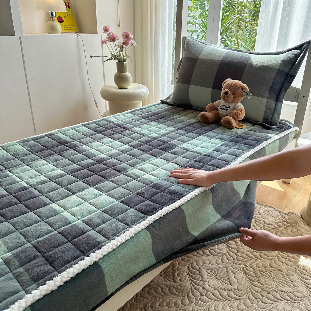 91家纺网 家纺一手货源 找家纺 凌云家纺 2025新款230克全消光牛奶绒夹棉床笠学生宿舍单件 绿大格-加厚绒