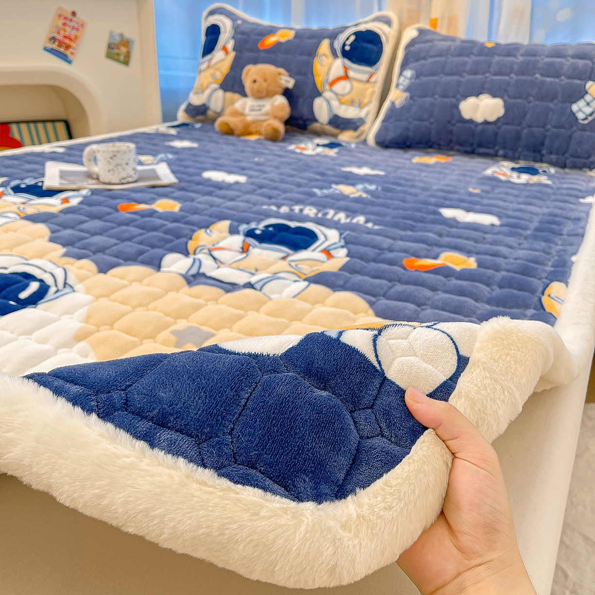 91家纺网 家纺一手货源 找家纺 （总）梵朴 2025新款牛奶绒夹棉床垫床褥加厚珊瑚绒床护垫-印花系列（大床图）