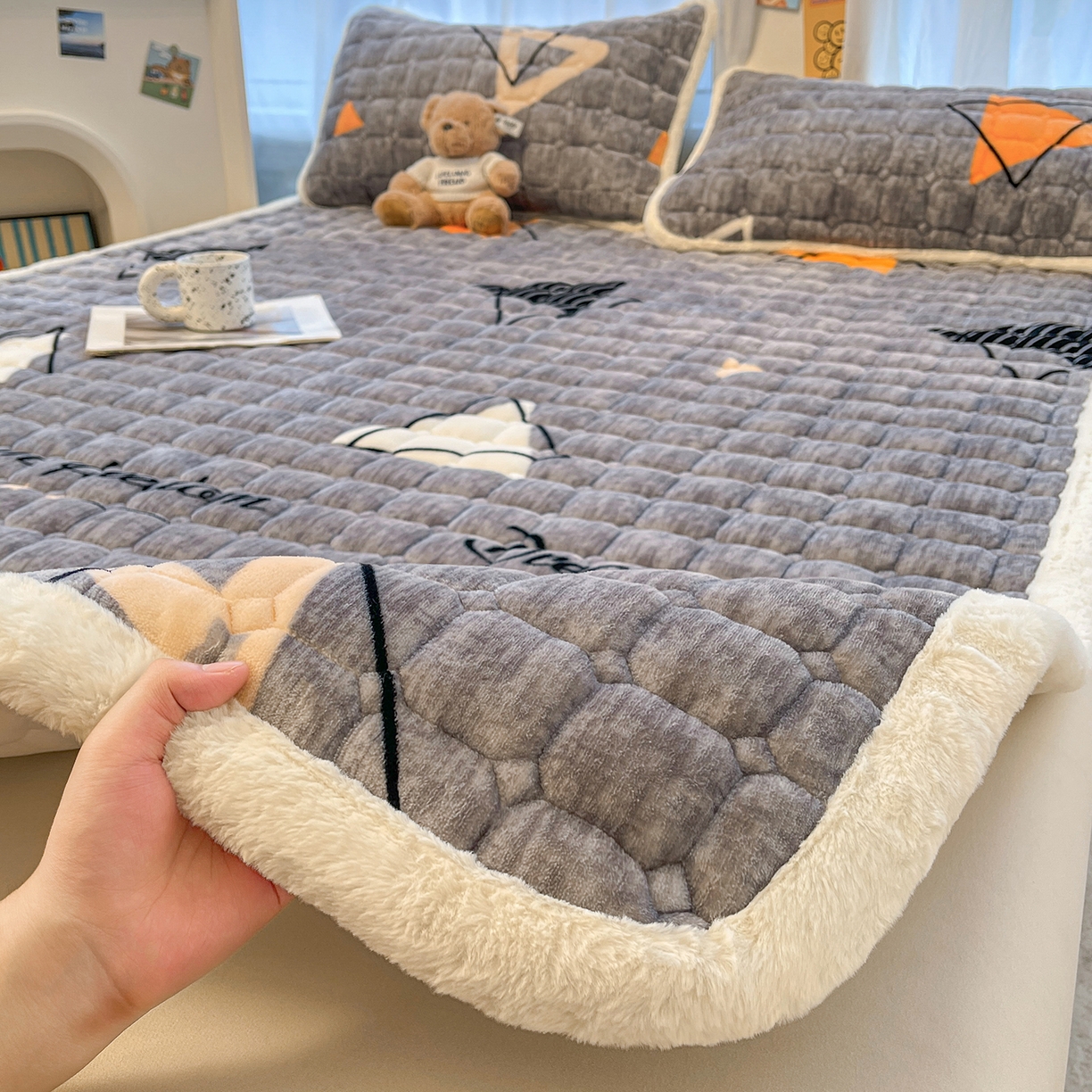 91家纺网 家纺一手货源 找家纺 （总）梵朴 2025新款牛奶绒夹棉床垫床褥加厚珊瑚绒床护垫-印花系列（大床图）