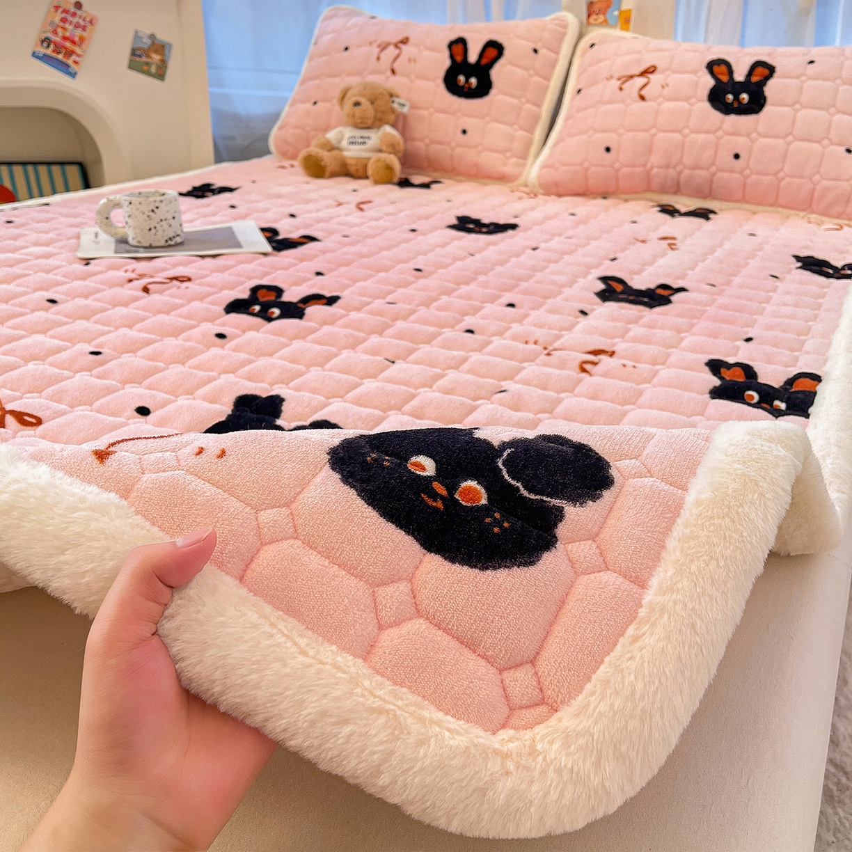 91家纺网 家纺一手货源 找家纺 梵朴 2025新款牛奶绒夹棉床垫床褥加厚珊瑚绒床护垫-印花系列（大床图） 甜蜜小兔