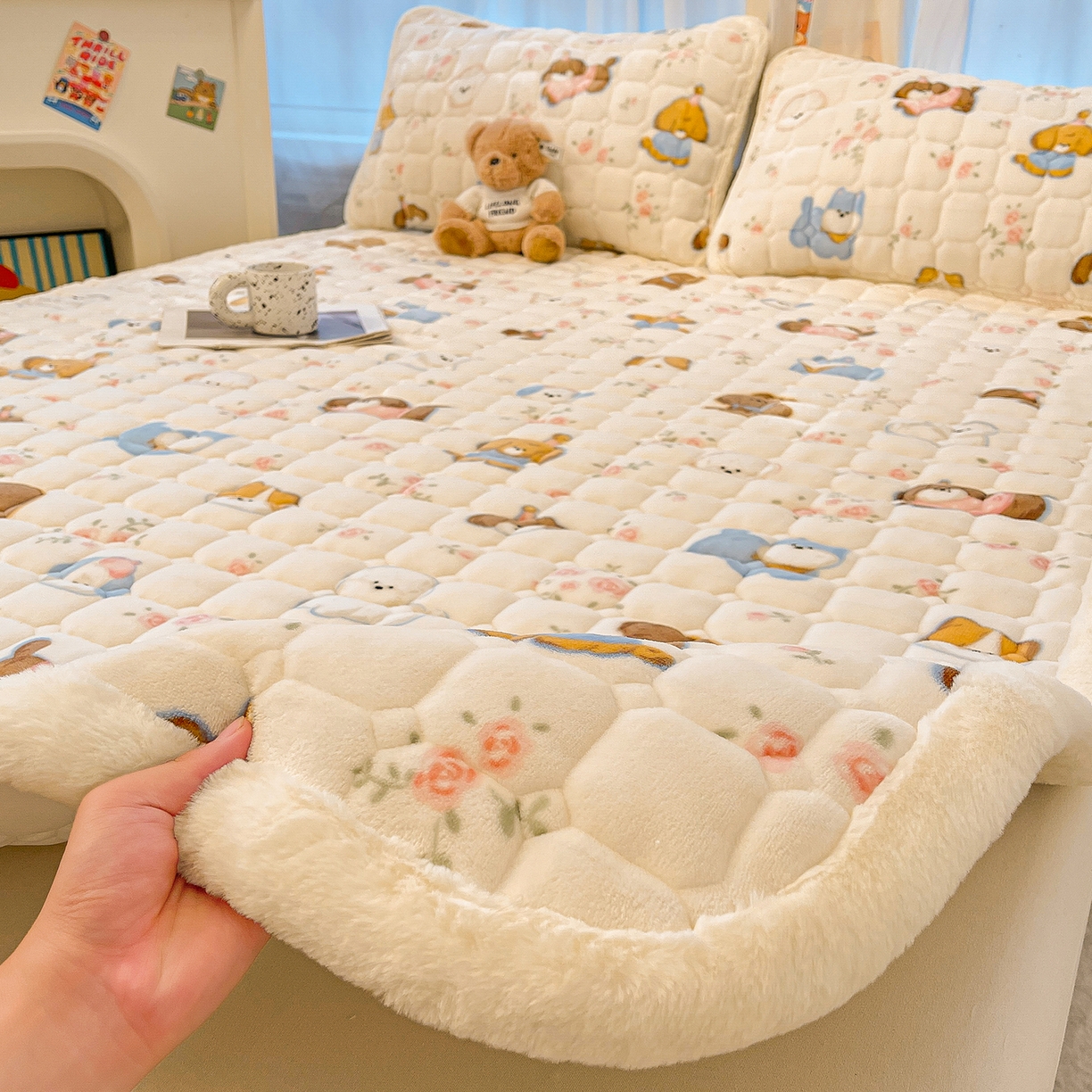 91家纺网 家纺一手货源 找家纺 梵朴 2025新款牛奶绒夹棉床垫床褥加厚珊瑚绒床护垫-印花系列（大床图） 萌宠聚会