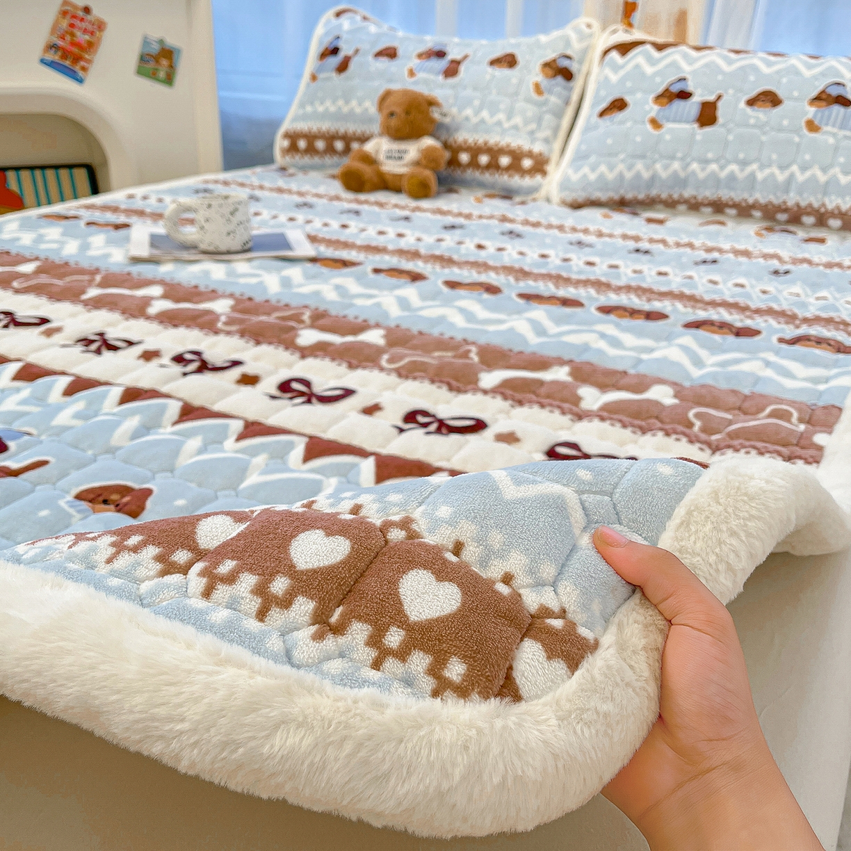 91家纺网 家纺一手货源 找家纺 梵朴 2025新款牛奶绒夹棉床垫床褥加厚珊瑚绒床护垫-印花系列（大床图） 费尔岛狗狗