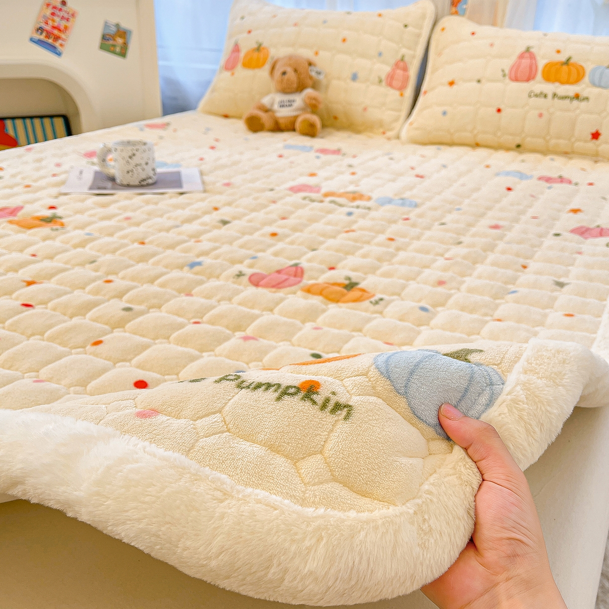 91家纺网 家纺一手货源 找家纺 梵朴 2025新款牛奶绒夹棉床垫床褥加厚珊瑚绒床护垫-印花系列（大床图） 波点南瓜