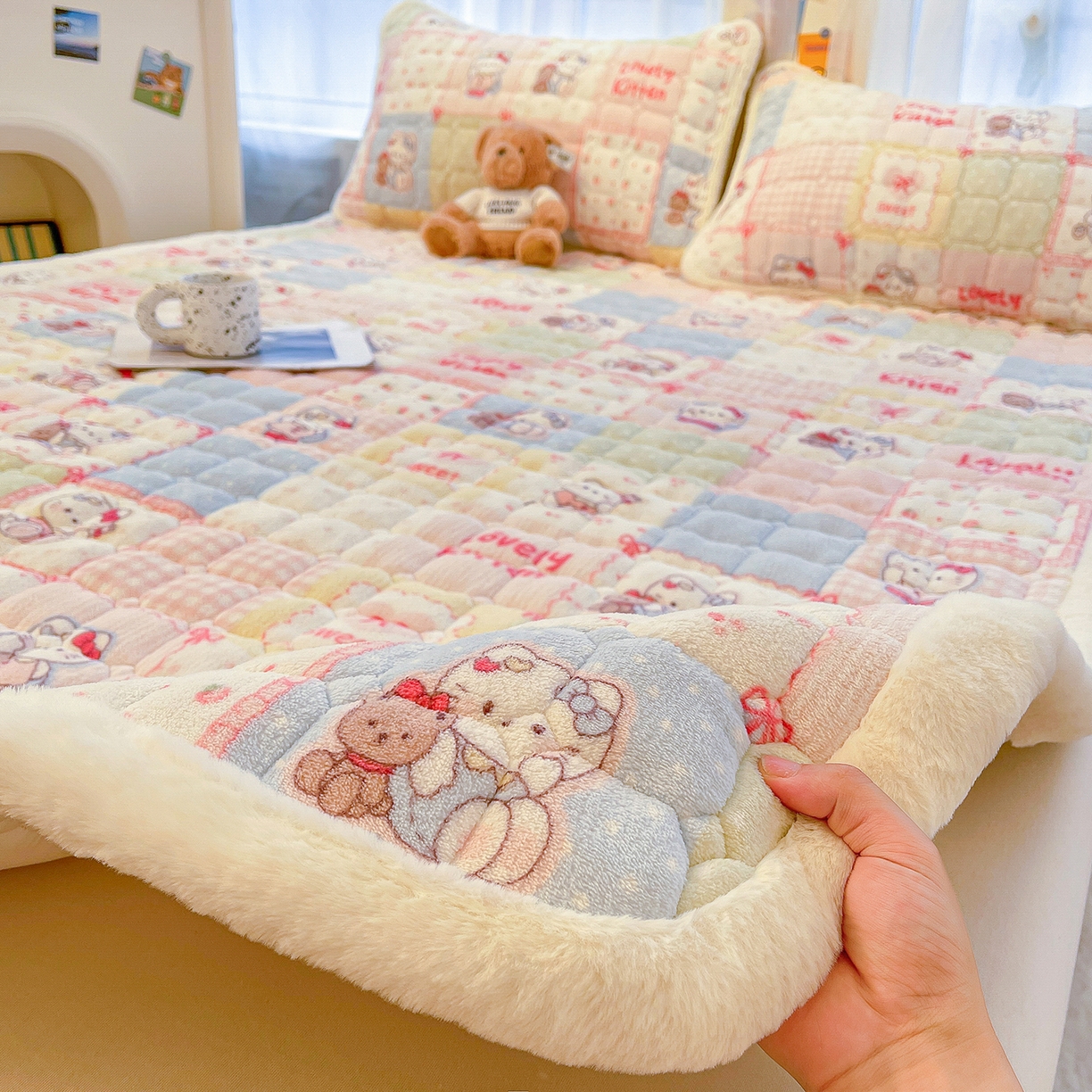 91家纺网 家纺一手货源 找家纺 梵朴 2025新款牛奶绒夹棉床垫床褥加厚珊瑚绒床护垫-印花系列（大床图） 花园凯蒂