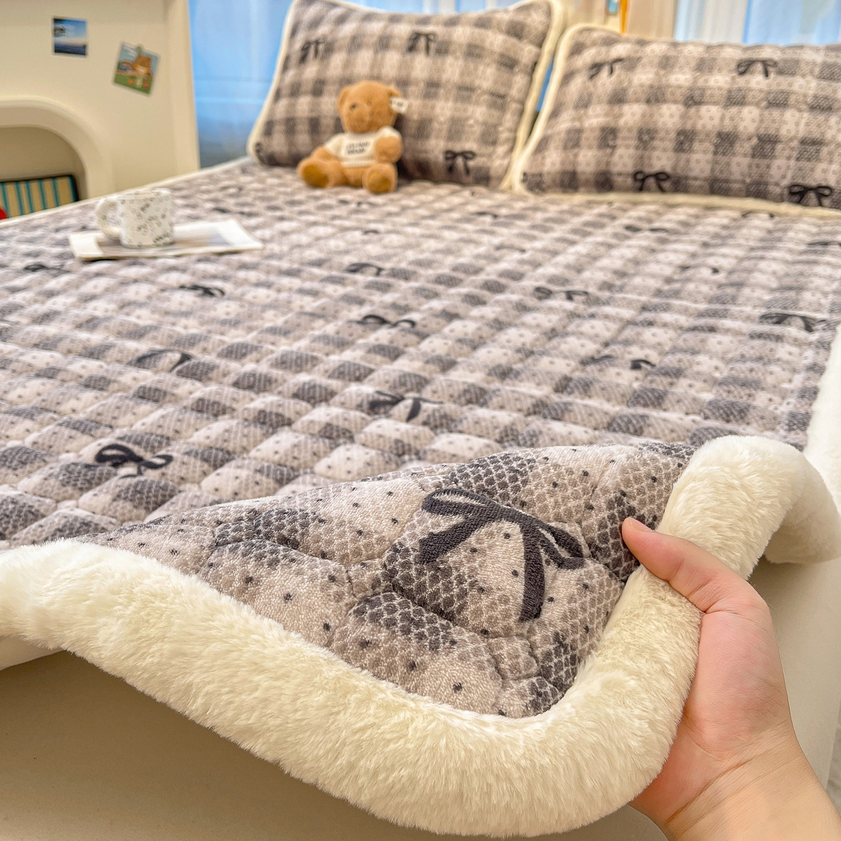 91家纺网 家纺一手货源 找家纺 （总）梵朴 2025新款牛奶绒夹棉床垫床褥加厚珊瑚绒床护垫-印花系列（大床图）