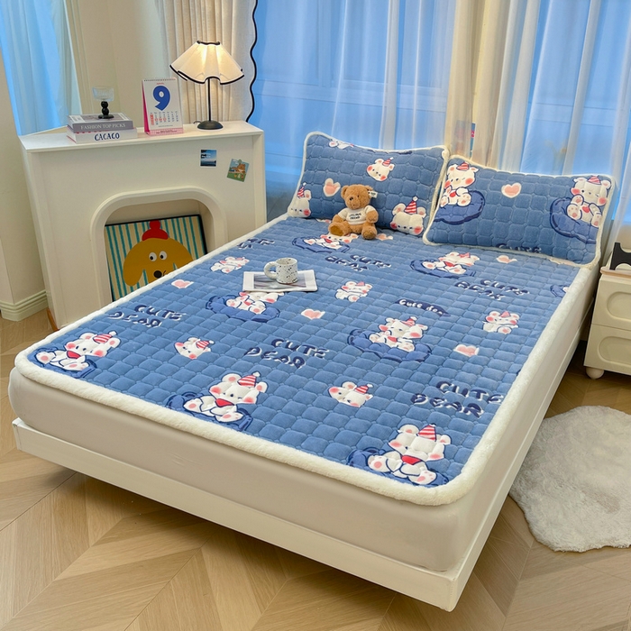 91家纺网 家纺一手货源 找家纺 梵朴 2025新款牛奶绒夹棉床垫床褥加厚珊瑚绒床护垫-印花系列（大床图） 元气小熊