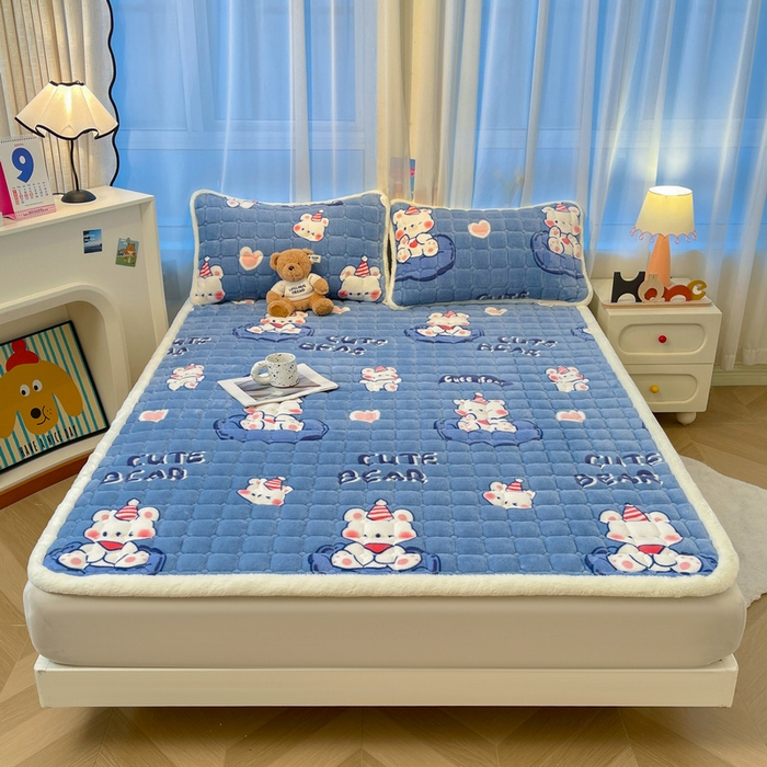 91家纺网 家纺一手货源 找家纺 梵朴 2025新款牛奶绒夹棉床垫床褥加厚珊瑚绒床护垫-印花系列（大床图） 元气小熊