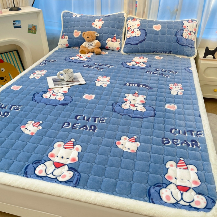 91家纺网 家纺一手货源 找家纺 梵朴 2025新款牛奶绒夹棉床垫床褥加厚珊瑚绒床护垫-印花系列（大床图） 元气小熊