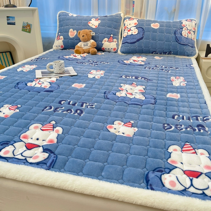 91家纺网 家纺一手货源 找家纺 梵朴 2025新款牛奶绒夹棉床垫床褥加厚珊瑚绒床护垫-印花系列（大床图） 元气小熊