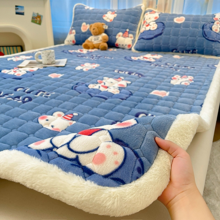 91家纺网 家纺一手货源 找家纺 梵朴 2025新款牛奶绒夹棉床垫床褥加厚珊瑚绒床护垫-印花系列（大床图） 元气小熊