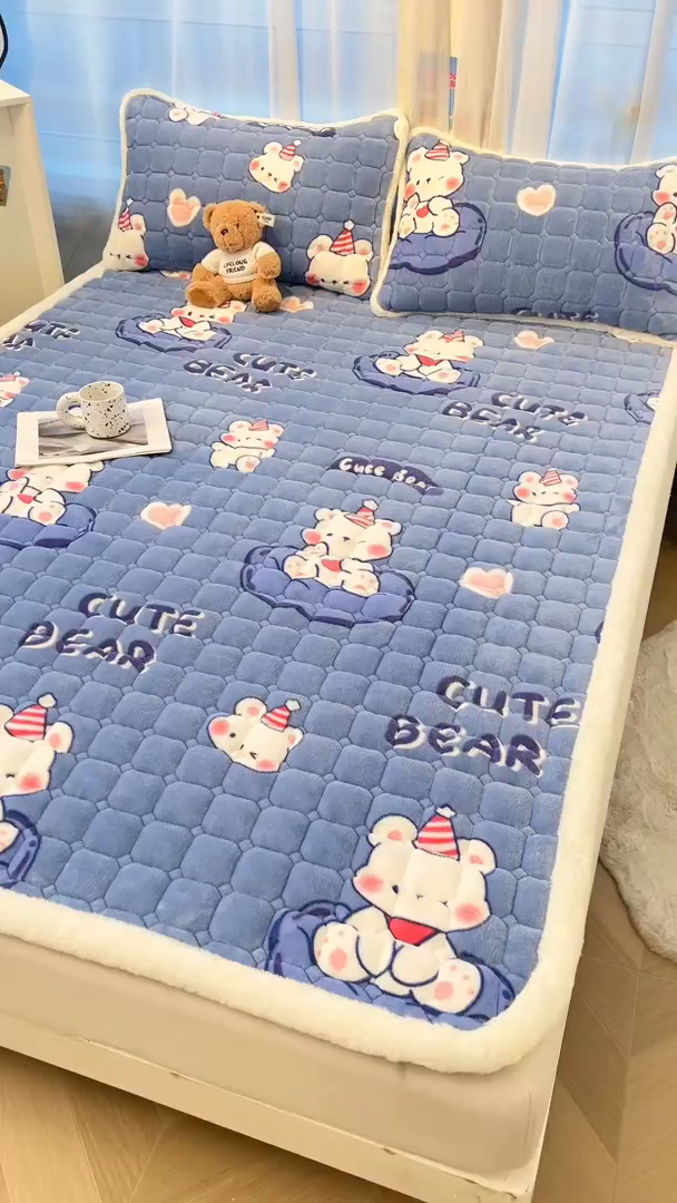91家纺网 家纺一手货源 找家纺 梵朴 2025新款牛奶绒夹棉床垫床褥加厚珊瑚绒床护垫-印花系列（大床图） 元气小熊