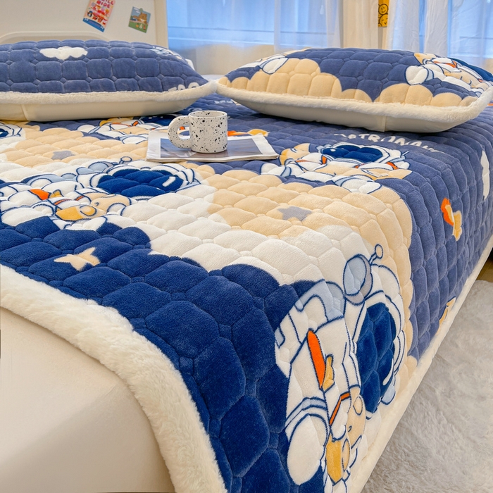 91家纺网 家纺一手货源 找家纺 梵朴 2025新款牛奶绒夹棉床垫床褥加厚珊瑚绒床护垫-印花系列（大床图） 宇宙太空人