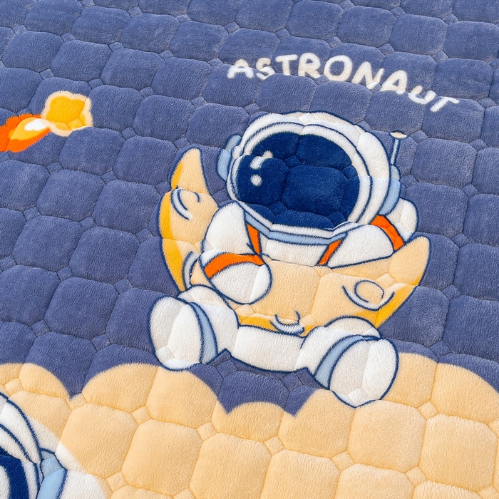 91家纺网 家纺一手货源 找家纺 梵朴 2025新款牛奶绒夹棉床垫床褥加厚珊瑚绒床护垫-印花系列（大床图） 宇宙太空人