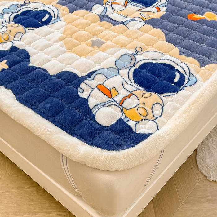 91家纺网 家纺一手货源 找家纺 梵朴 2025新款牛奶绒夹棉床垫床褥加厚珊瑚绒床护垫-印花系列（大床图） 宇宙太空人