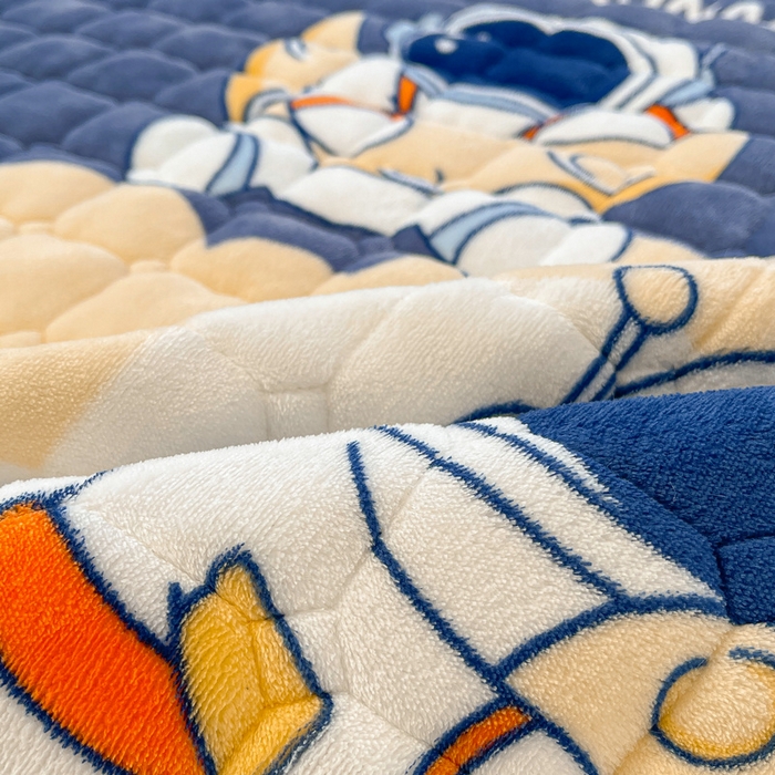 91家纺网 家纺一手货源 找家纺 梵朴 2025新款牛奶绒夹棉床垫床褥加厚珊瑚绒床护垫-印花系列（大床图） 宇宙太空人