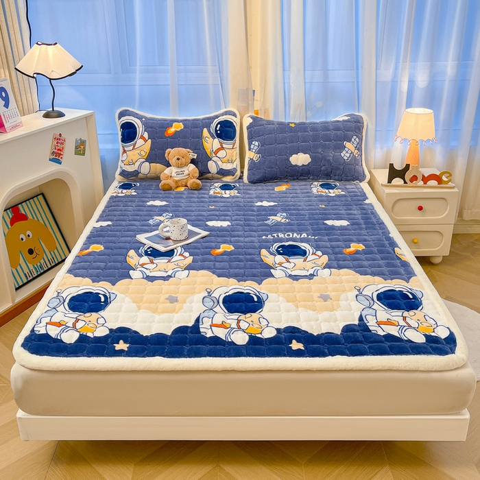 91家纺网 家纺一手货源 找家纺 梵朴 2025新款牛奶绒夹棉床垫床褥加厚珊瑚绒床护垫-印花系列（大床图） 宇宙太空人