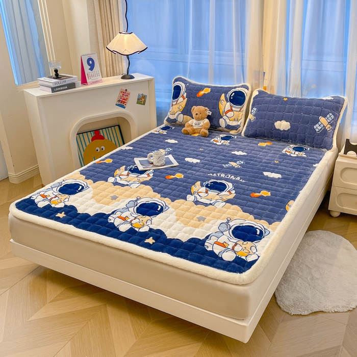 91家纺网 家纺一手货源 找家纺 梵朴 2025新款牛奶绒夹棉床垫床褥加厚珊瑚绒床护垫-印花系列（大床图） 宇宙太空人