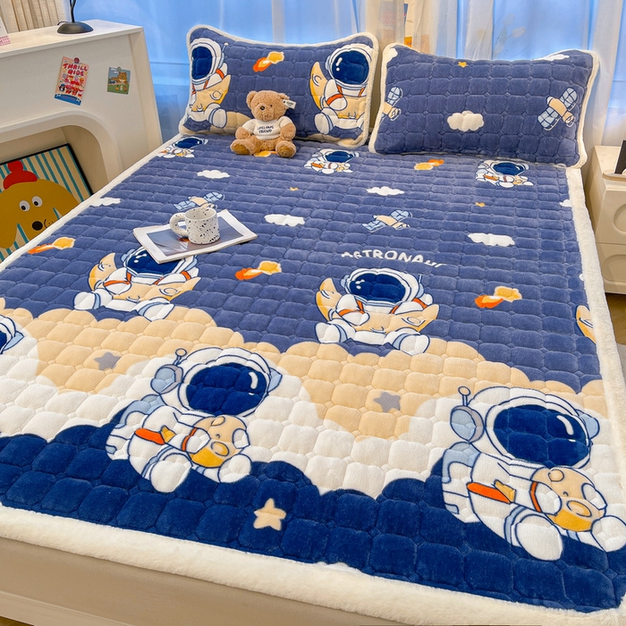 91家纺网 家纺一手货源 找家纺 梵朴 2025新款牛奶绒夹棉床垫床褥加厚珊瑚绒床护垫-印花系列（大床图） 宇宙太空人