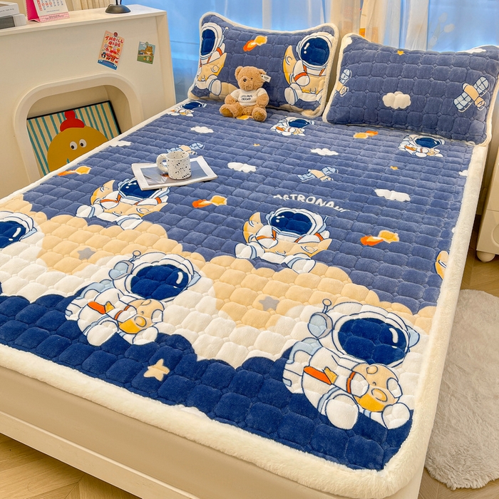 91家纺网 家纺一手货源 找家纺 梵朴 2025新款牛奶绒夹棉床垫床褥加厚珊瑚绒床护垫-印花系列（大床图） 宇宙太空人