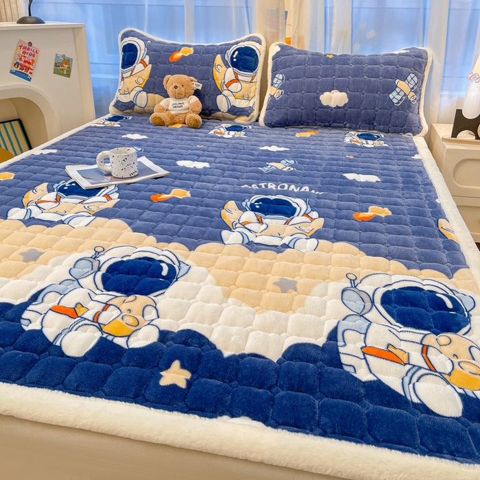 91家纺网 家纺一手货源 找家纺 梵朴 2025新款牛奶绒夹棉床垫床褥加厚珊瑚绒床护垫-印花系列（大床图） 宇宙太空人