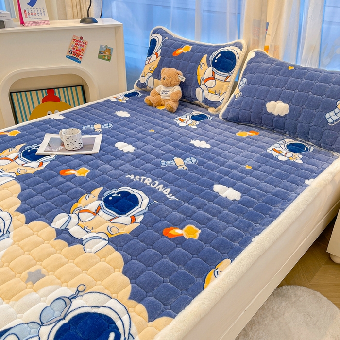 91家纺网 家纺一手货源 找家纺 梵朴 2025新款牛奶绒夹棉床垫床褥加厚珊瑚绒床护垫-印花系列（大床图） 宇宙太空人