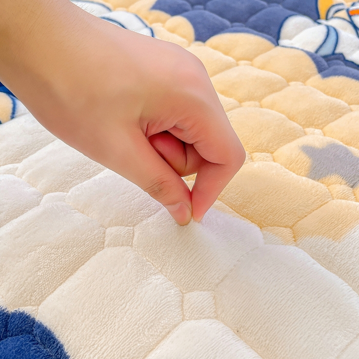 91家纺网 家纺一手货源 找家纺 梵朴 2025新款牛奶绒夹棉床垫床褥加厚珊瑚绒床护垫-印花系列（大床图） 宇宙太空人