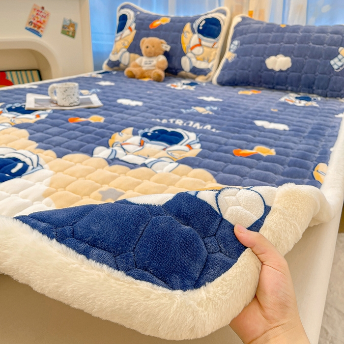 91家纺网 家纺一手货源 找家纺 梵朴 2025新款牛奶绒夹棉床垫床褥加厚珊瑚绒床护垫-印花系列（大床图） 宇宙太空人