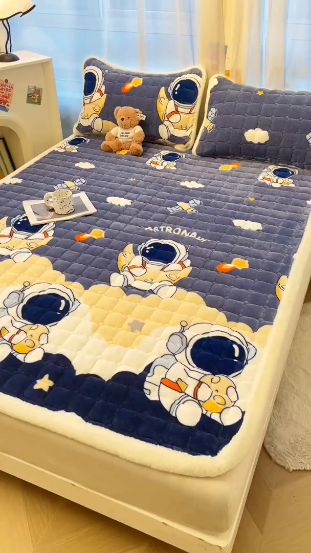 91家纺网 家纺一手货源 找家纺 梵朴 2025新款牛奶绒夹棉床垫床褥加厚珊瑚绒床护垫-印花系列（大床图） 宇宙太空人