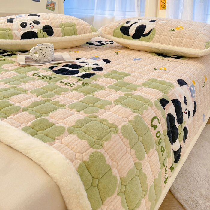 91家纺网 家纺一手货源 找家纺 梵朴 2025新款牛奶绒夹棉床垫床褥加厚珊瑚绒床护垫-印花系列（大床图） 绿格熊猫