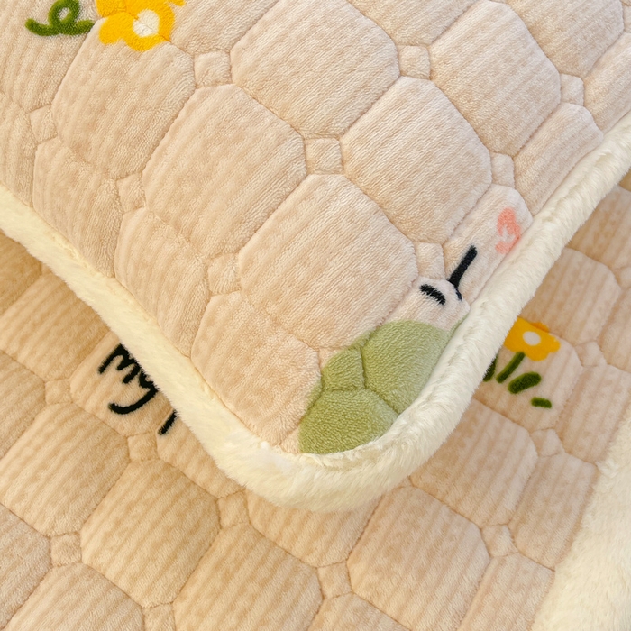 91家纺网 家纺一手货源 找家纺 梵朴 2025新款牛奶绒夹棉床垫床褥加厚珊瑚绒床护垫-印花系列（大床图） 绿格熊猫