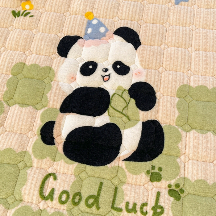 91家纺网 家纺一手货源 找家纺 梵朴 2025新款牛奶绒夹棉床垫床褥加厚珊瑚绒床护垫-印花系列（大床图） 绿格熊猫