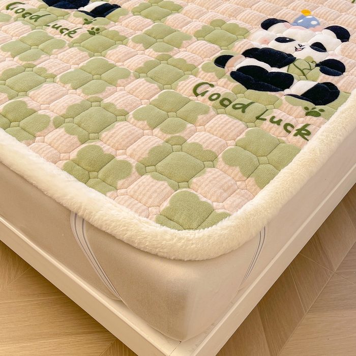 91家纺网 家纺一手货源 找家纺 梵朴 2025新款牛奶绒夹棉床垫床褥加厚珊瑚绒床护垫-印花系列（大床图） 绿格熊猫