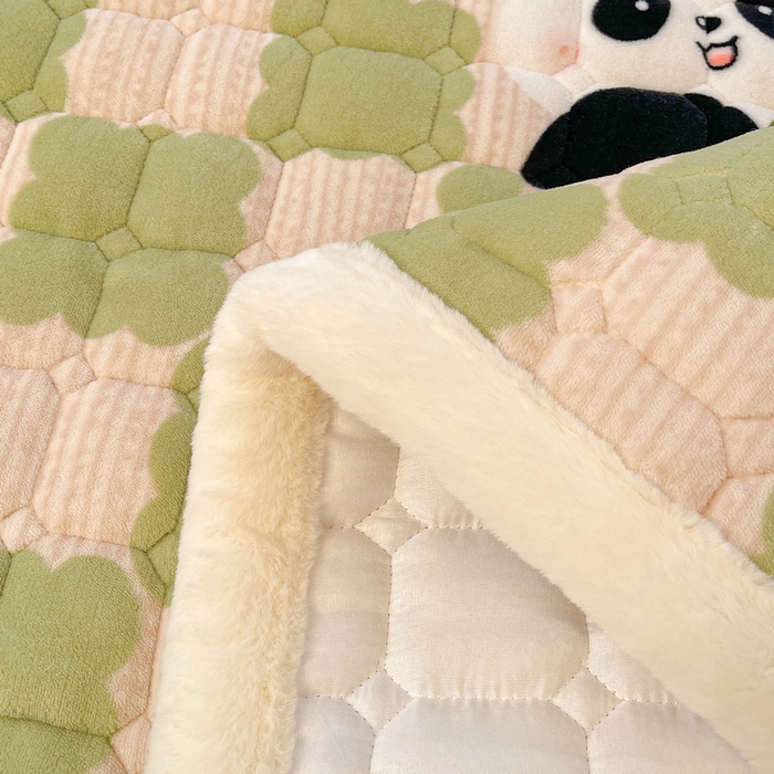 91家纺网 家纺一手货源 找家纺 梵朴 2025新款牛奶绒夹棉床垫床褥加厚珊瑚绒床护垫-印花系列（大床图） 绿格熊猫