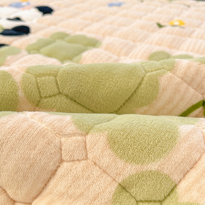 91家纺网 家纺一手货源 找家纺 梵朴 2025新款牛奶绒夹棉床垫床褥加厚珊瑚绒床护垫-印花系列（大床图） 绿格熊猫