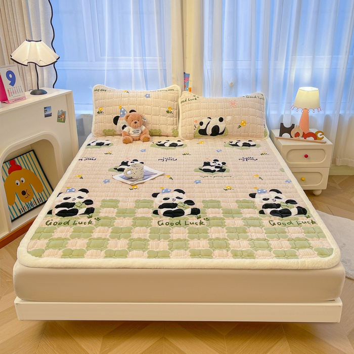 91家纺网 家纺一手货源 找家纺 梵朴 2025新款牛奶绒夹棉床垫床褥加厚珊瑚绒床护垫-印花系列（大床图） 绿格熊猫
