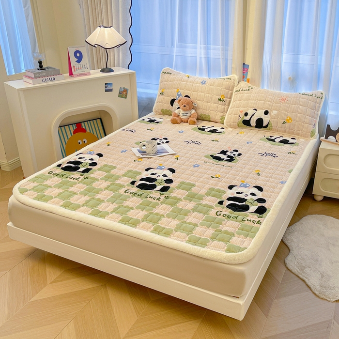 91家纺网 家纺一手货源 找家纺 梵朴 2025新款牛奶绒夹棉床垫床褥加厚珊瑚绒床护垫-印花系列（大床图） 绿格熊猫