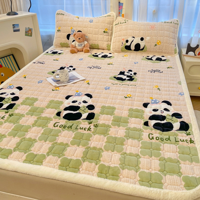 91家纺网 家纺一手货源 找家纺 梵朴 2025新款牛奶绒夹棉床垫床褥加厚珊瑚绒床护垫-印花系列（大床图） 绿格熊猫