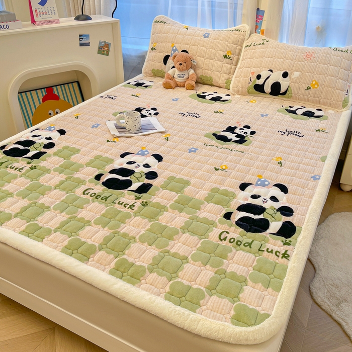 91家纺网 家纺一手货源 找家纺 梵朴 2025新款牛奶绒夹棉床垫床褥加厚珊瑚绒床护垫-印花系列（大床图） 绿格熊猫