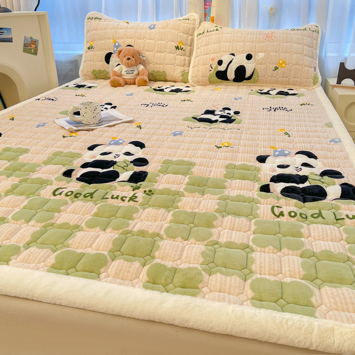 91家纺网 家纺一手货源 找家纺 梵朴 2025新款牛奶绒夹棉床垫床褥加厚珊瑚绒床护垫-印花系列（大床图） 绿格熊猫