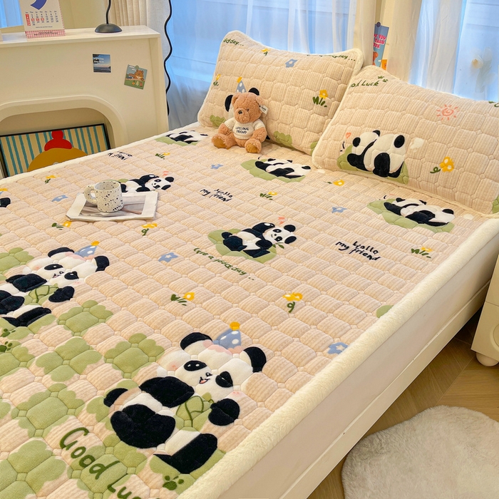 91家纺网 家纺一手货源 找家纺 梵朴 2025新款牛奶绒夹棉床垫床褥加厚珊瑚绒床护垫-印花系列（大床图） 绿格熊猫