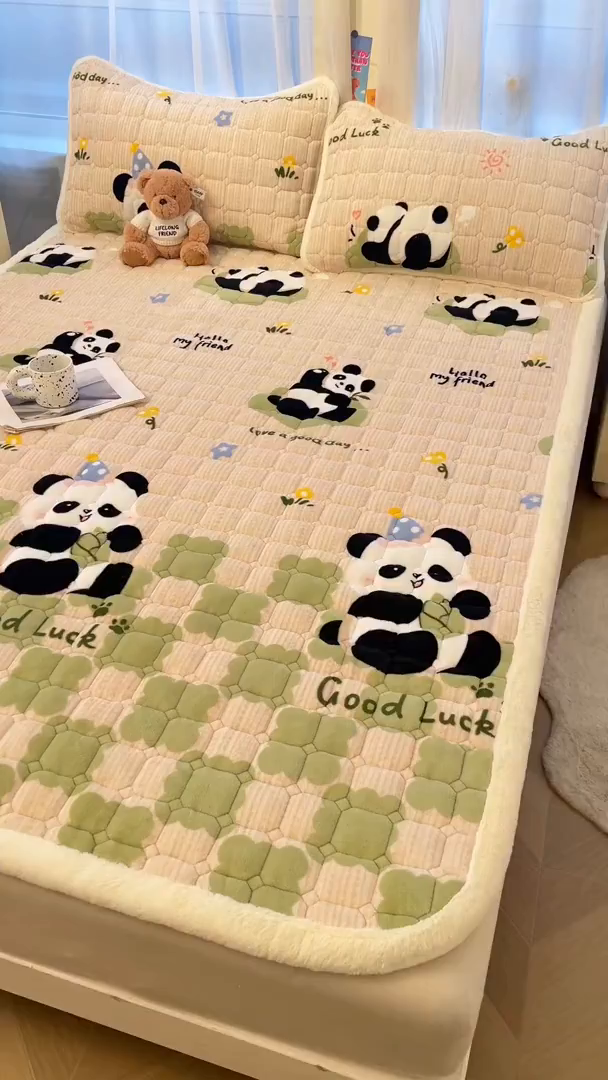 91家纺网 家纺一手货源 找家纺 梵朴 2025新款牛奶绒夹棉床垫床褥加厚珊瑚绒床护垫-印花系列（大床图） 绿格熊猫