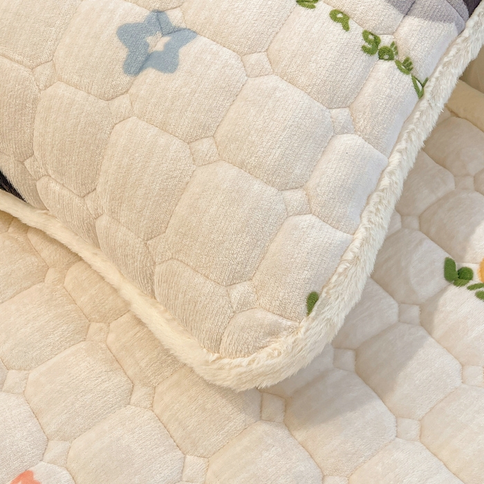 91家纺网 家纺一手货源 找家纺 梵朴 2025新款牛奶绒夹棉床垫床褥加厚珊瑚绒床护垫-印花系列（大床图） 灰格熊猫