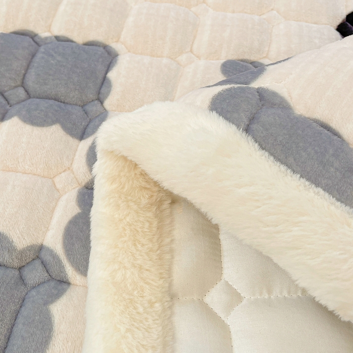 91家纺网 家纺一手货源 找家纺 梵朴 2025新款牛奶绒夹棉床垫床褥加厚珊瑚绒床护垫-印花系列（大床图） 灰格熊猫